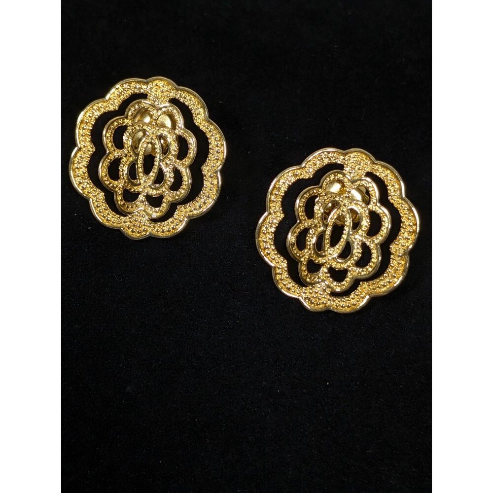 Vintage Avon‎ Gold Tone Medallion Earrings Open Metal Work Round Flower Pierced